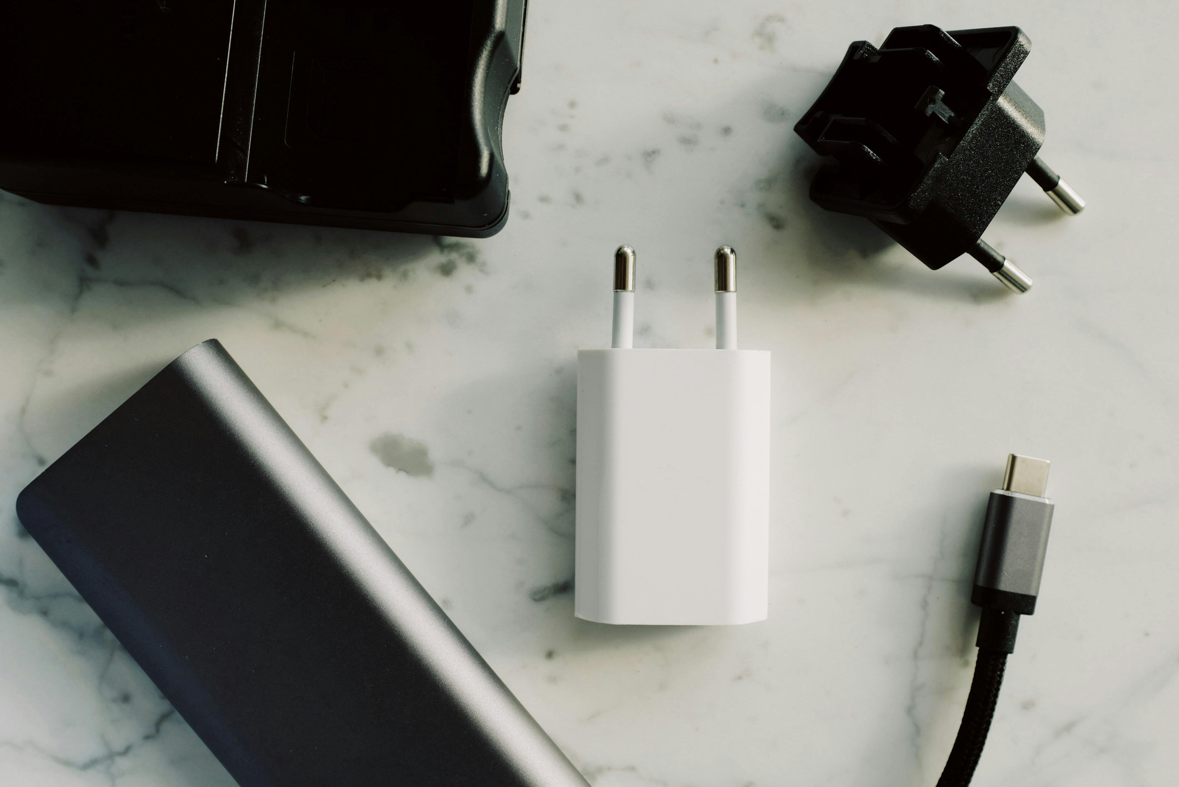 ⚡️ The Borderless Traveler: Why a High-Quality Universal Adapter is Your Most Critical Travel Investment